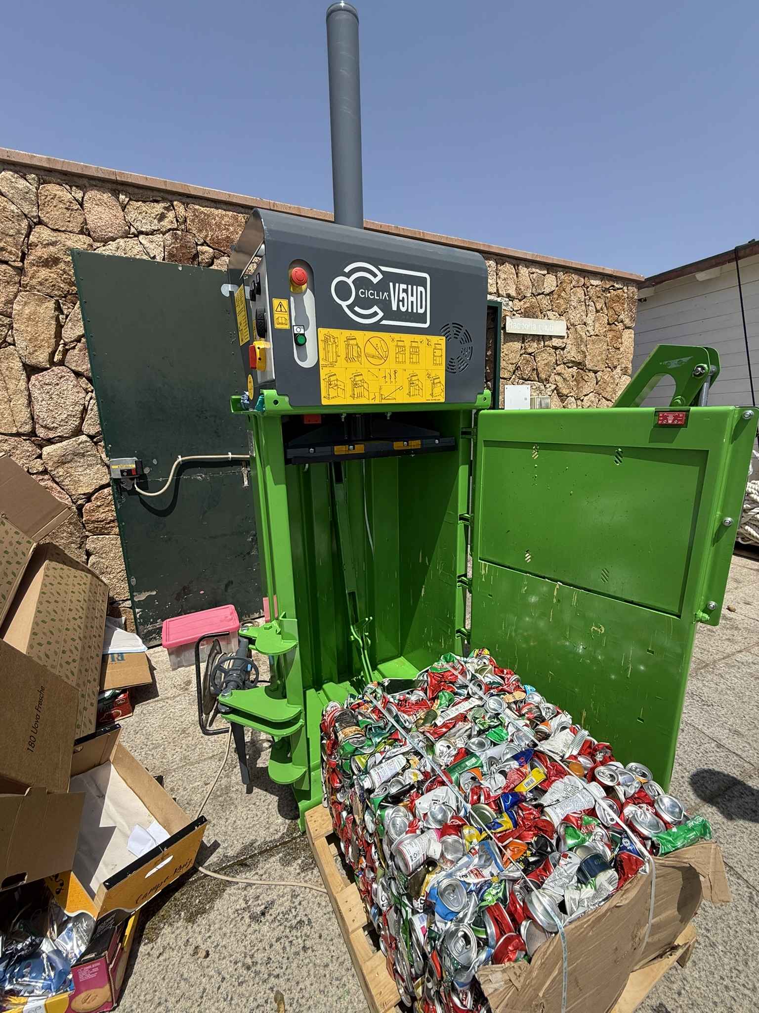 Pressa idraulica verticale per lattine in alluminio e bottiglie in PET