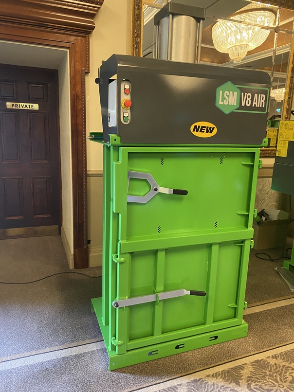 Pressa pneumatica verticale per plastica e cartone