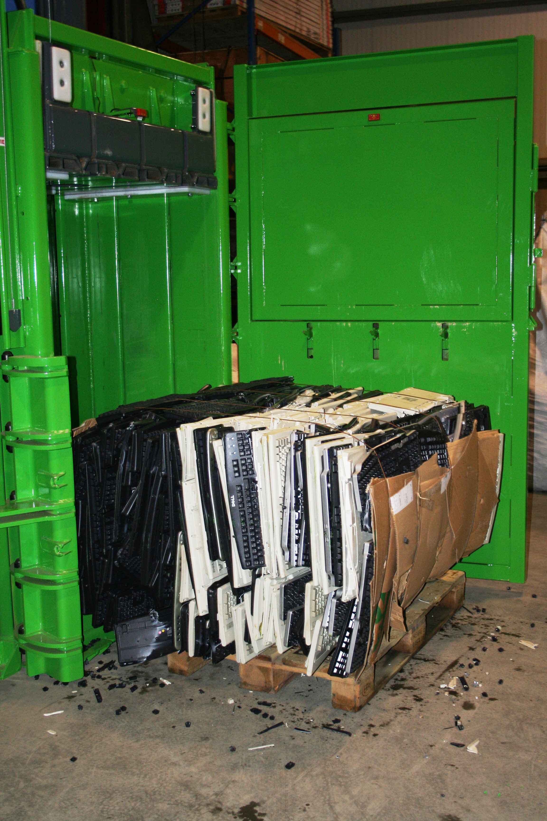 Pressa idraulica per plastica rigida e RAEE